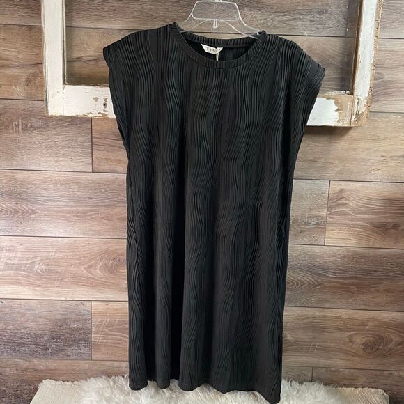 NWT YYA Women’s Black Rippled Texture Material Shift Dress Size Med Cap Sleeve - Picture 3 of 9